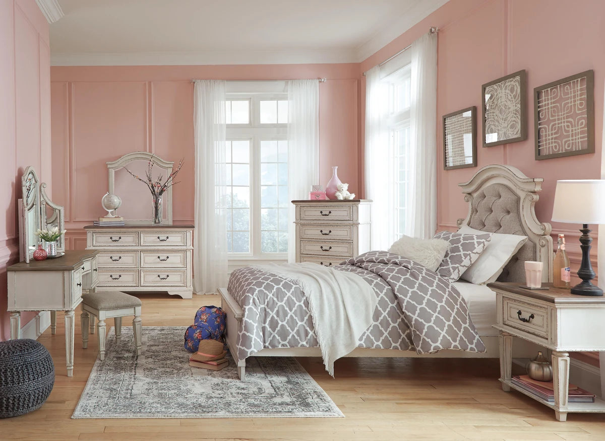 Realyn Full Panel Bed