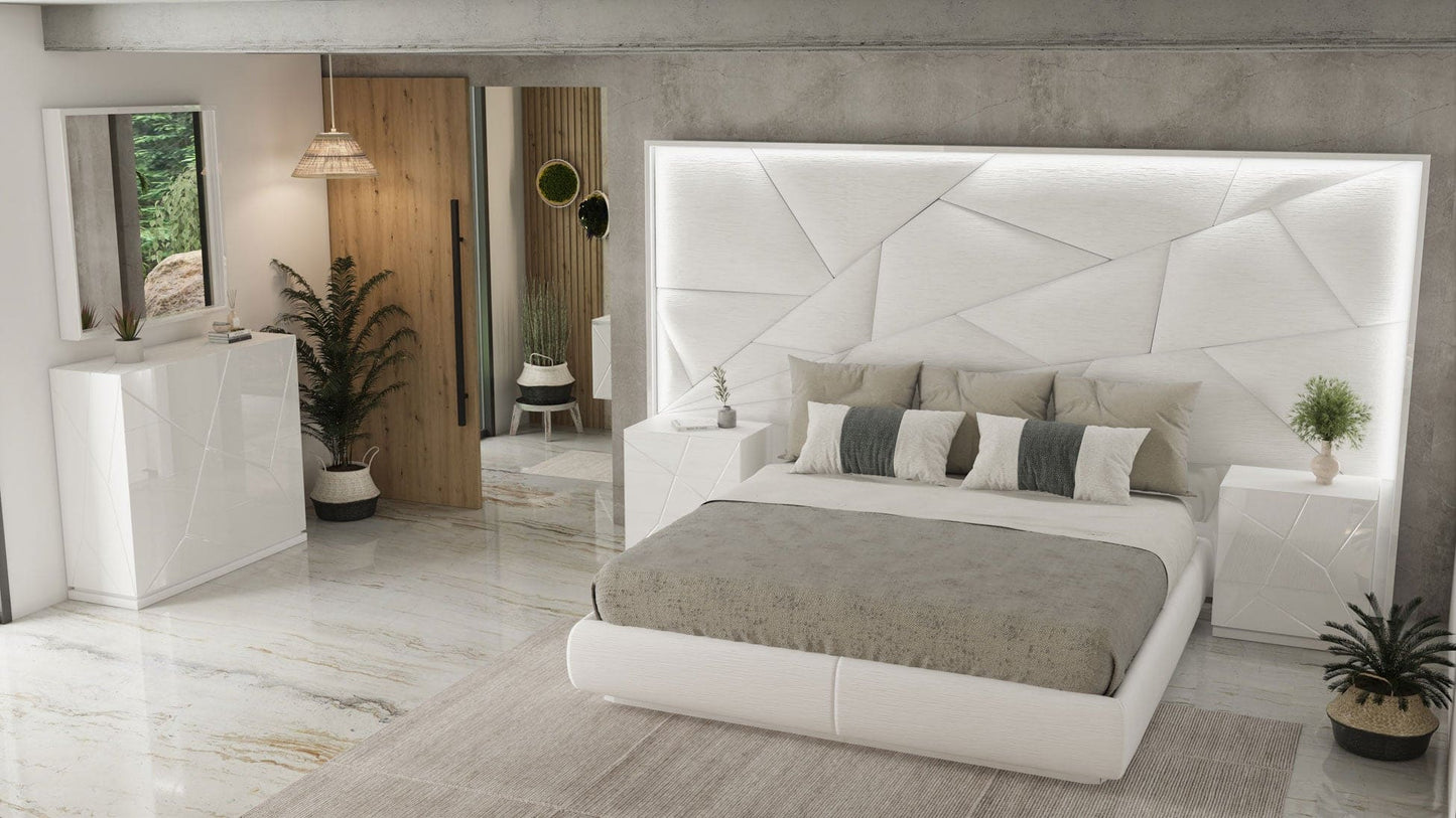 Majesty Bedroom w/light and Kiu cases