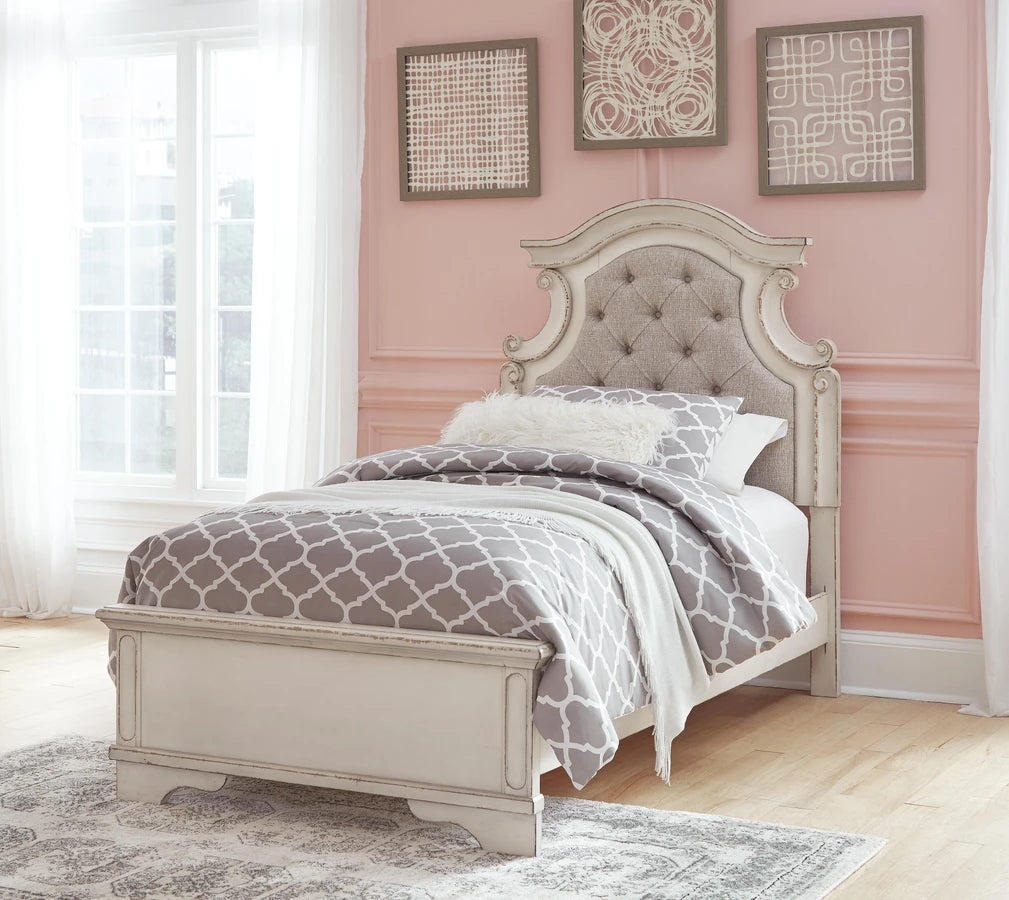 Realyn Full Panel Bed