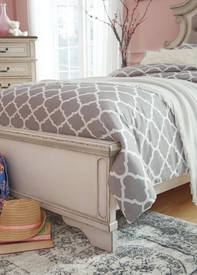 Realyn Full Panel Bed