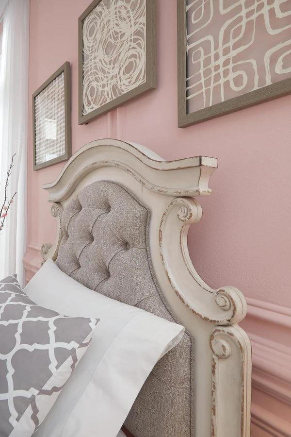 Realyn Full Panel Bed