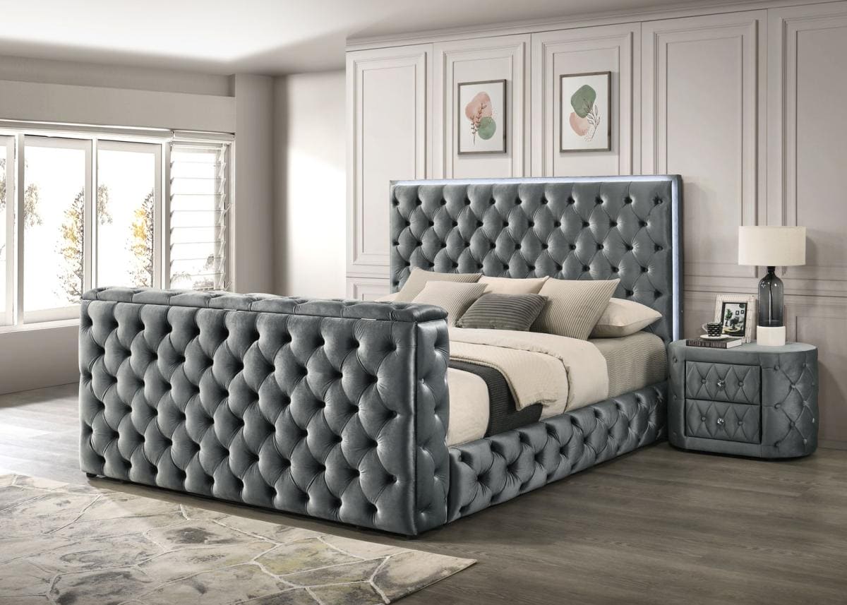 Diane – Bed / footboard fireplace display