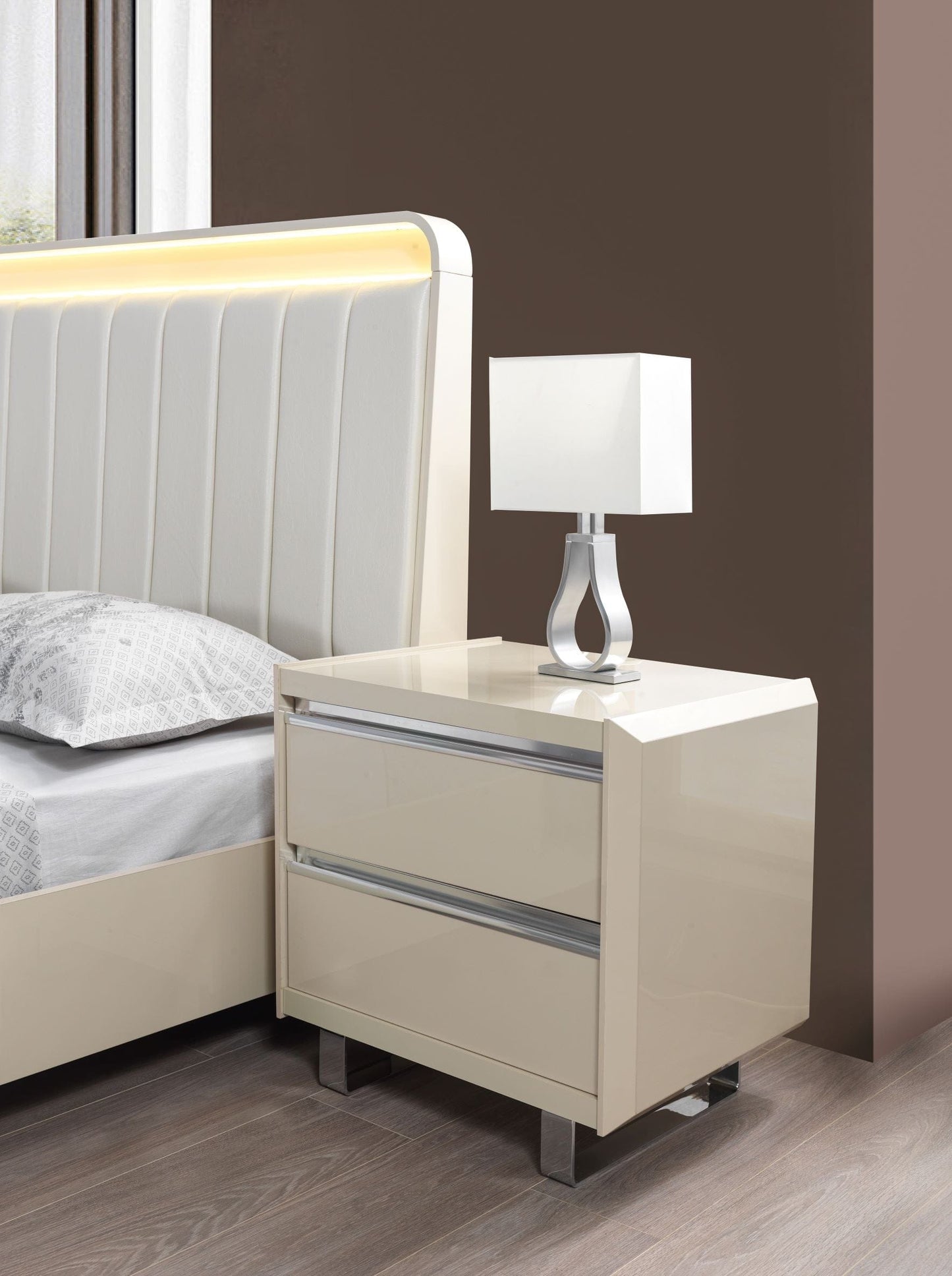 Viola Cream High Gloss Lacquer 4 pc Queen Bedroom Set